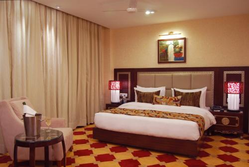 Un pat sau paturi într-o cameră la HK Clarks Inn, Amritsar