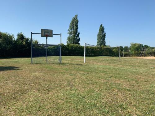 an empty field with a basketball hoop at Camping du Lac de Saujon in Saujon