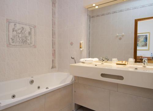 Ένα μπάνιο στο Hotel Eden