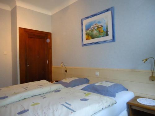 Hostellerie de la Vallée tesisinde bir odada yatak veya yataklar