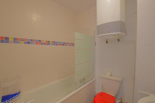 une salle de bain avec toilettes et douche en verre dans l'établissement Studio moderne avec parking et piscine- 313, à Canet