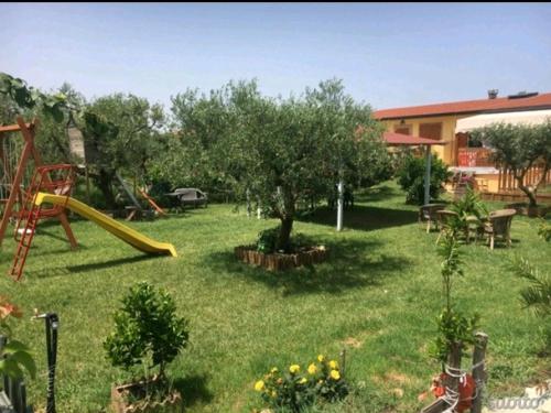 um quintal com um parque infantil e um escorrega em Villa Medi em Lesina