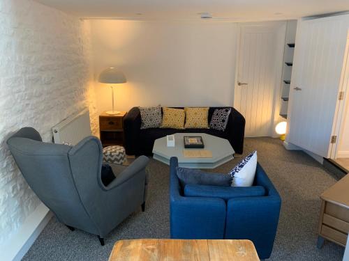 Ruang duduk di The Croft Apartment