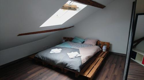 ein Schlafzimmer mit einem Bett mit zwei Kissen darauf in der Unterkunft Casabann in Langrune-sur-Mer