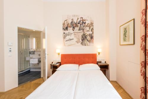 Postel nebo postele na pokoji v ubytování Hotel Johann Strauss