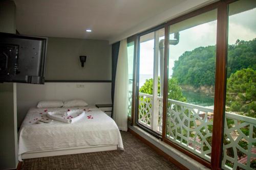 a bedroom with a bed and a large window at Yildiz Apart Hotel in Fatsa