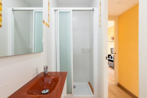 Vonios kambarys apgyvendinimo įstaigoje Lodging Apartments Guell & Gracia