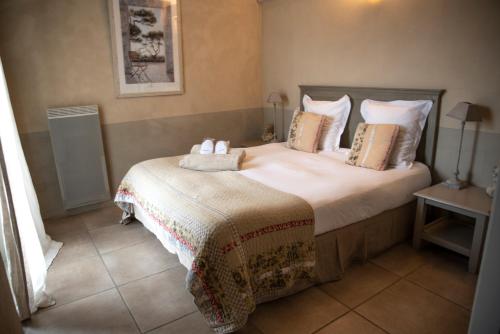 Katil atau katil-katil dalam bilik di Le Couvent d'Hérépian - Hôtel & Spa