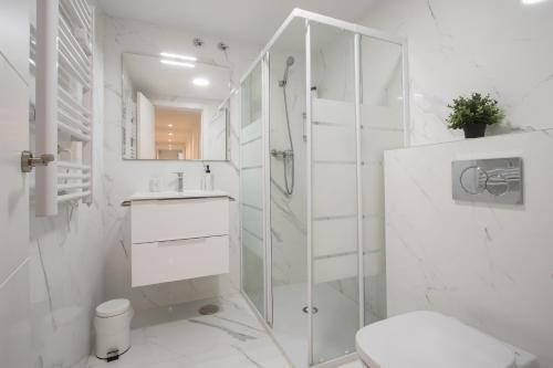 Kúpeľňa v ubytovaní Stylish *NEW* Apartment in Alicante w/ 4 bedrooms