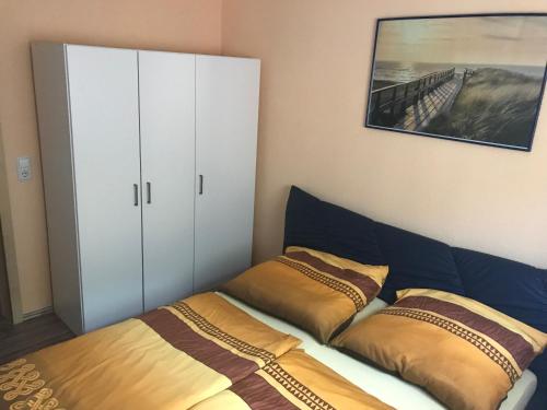 um quarto com uma cama com duas almofadas em Schöne & ruhige Ferienwohnung em Pfullingen