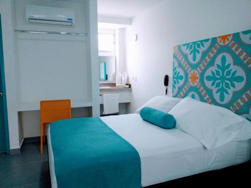 Una cama o camas en una habitación de Akuamarina Hotel