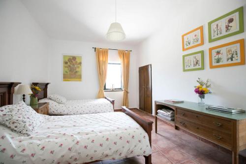 a bedroom with two beds and a desk at Cortijo El Derramadero in Villacarrillo