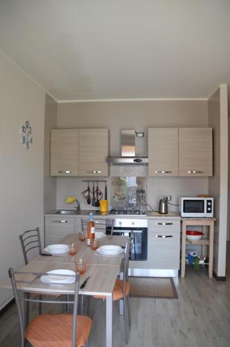 Kuchyň nebo kuchyňský kout v ubytování Cinzia's Home