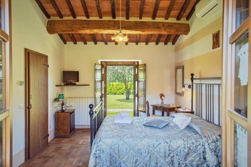 een slaapkamer met een bed in een kamer bij Agriturismo Palazzi Del Papa in Pienza