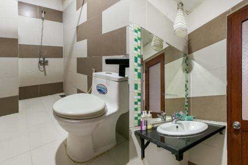 un baño con inodoro y lavabo en Amura Hotel Quận 7, en Ho Chi Minh