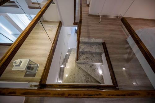 una escalera con una vitrina en una habitación en Villa Bella en Banjol