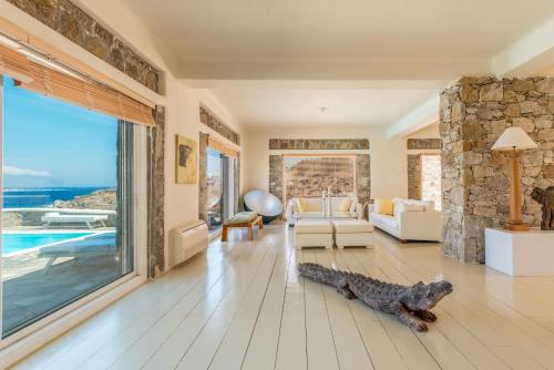 een woonkamer met een dinosaurus op de vloer bij Villa Coventina, Ornos - Cavo Delos, Mykonos in Agios Ioannis Mykonos