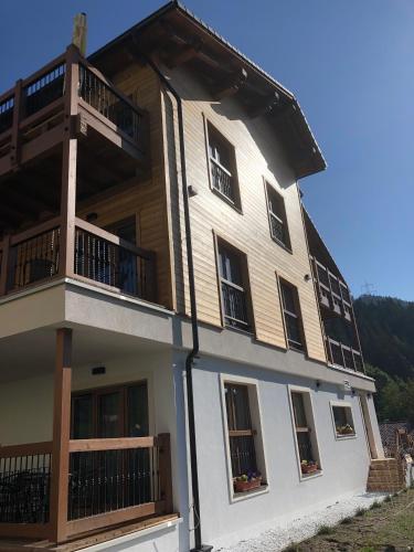 El edificio en el que está el apartahotel