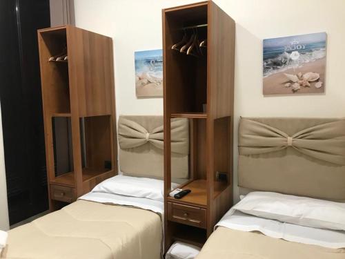ナポリにあるB&B Foria 210のベッド2台と木造小屋が備わる部屋