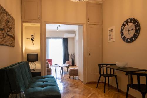 Luxurious 4 bdrm+3 bath Apt in the heart of Athens休息區