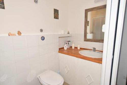 a bathroom with a toilet and a sink at Casa Galli in Castel Giorgio