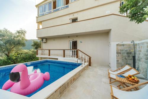 Bazén v ubytování " Villa Kruna Lux " nebo v jeho okolí