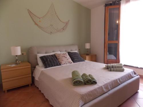 a bedroom with a bed with two pairs of shoes on it at Apartment Villa Luna in Magazzini