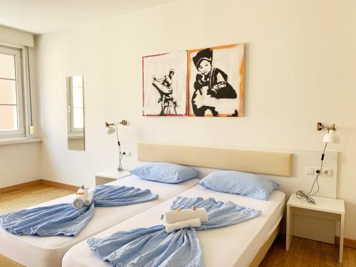 2 camas en un dormitorio con una foto en la pared en Rosengarten Apartments, en Bolzano