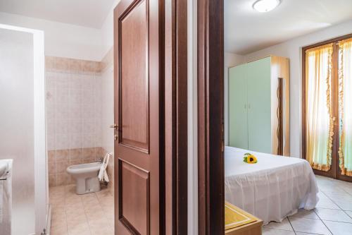 uma casa de banho com uma cama, uma banheira e um WC. em Residence Nuove Terme em Sirmione