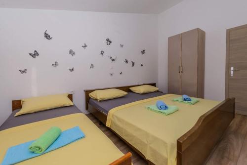 2 bedden in een kamer met 2 bedden bij Apartmani Biočić in Kaštela