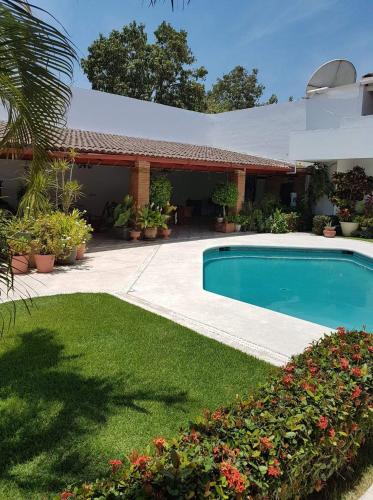 una casa con piscina en un patio en Casa Pyramid en Peñita de Jaltemba