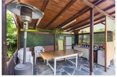 d'une terrasse avec une table en bois. dans l'établissement Casa La Rosa, à Coreglia Ligure