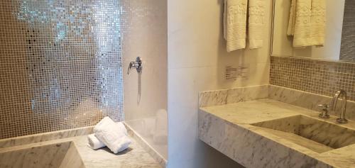 a bathroom with a large tub and a shower at Atlantico Sul Hotel in Rio de Janeiro