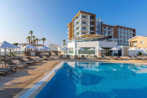 Bazén v ubytování Leonardo Crystal Cove Hotel & Spa – Adults only nebo v jeho okolí