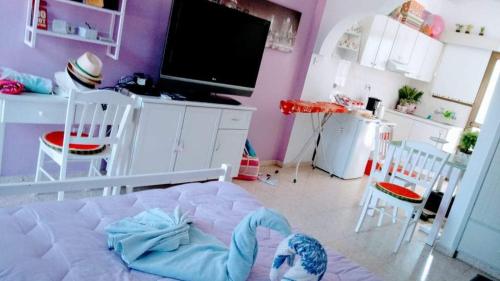 una camera con letto e una cucina con TV di Yiota's Cute Studio a Paphos