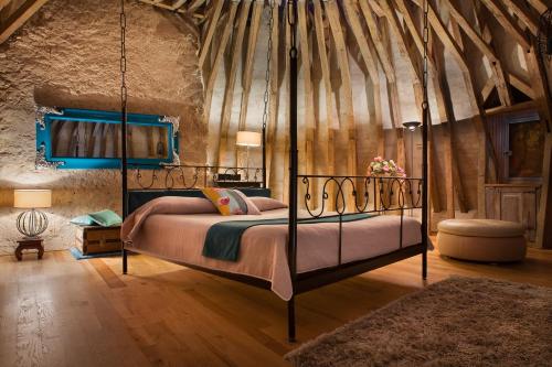 Giường trong phòng chung tại Château des Martinanches