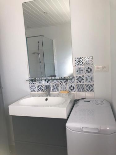 Maison Bord de Mer au Vieil 3 étoiles tesisinde bir banyo