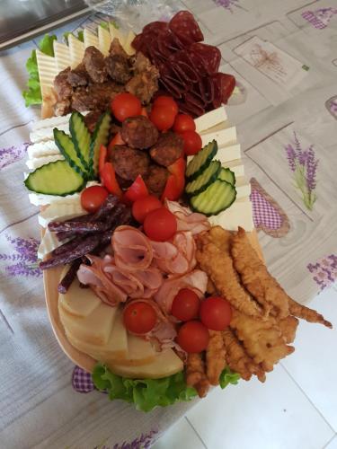 Makanan di atau berdekatan lodge