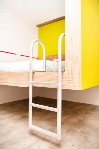 a bunk bed with a ladder in a room at Hotel Bruno in Middelburg