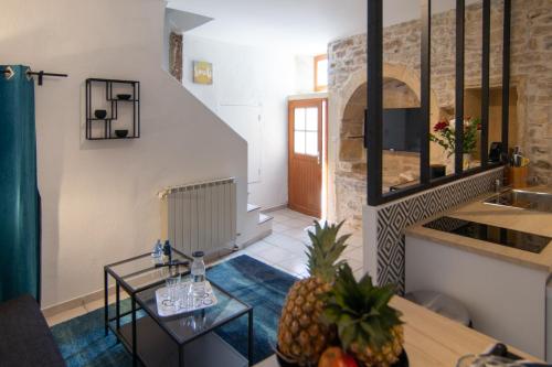 - un salon avec une table et un lavabo dans l'établissement La Vermeillade Maxi-Jacuzzi & Terrasse privés à 7 mn de Sommières, à Congéniès