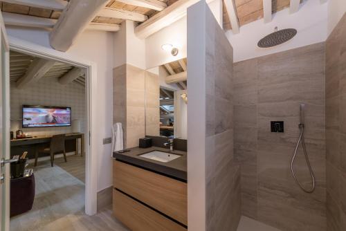 baño con lavabo y ducha y escritorio. en Laurina 33, en Roma