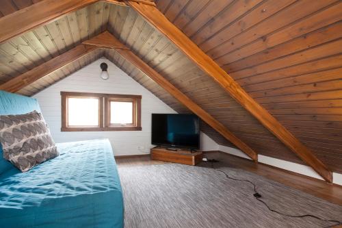Una televisión o centro de entretenimiento en Mulakot Cosy Cabins