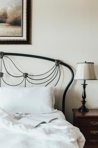 Ένα ή περισσότερα κρεβάτια σε δωμάτιο στο Auberge du Vieux Port by Gray Collection