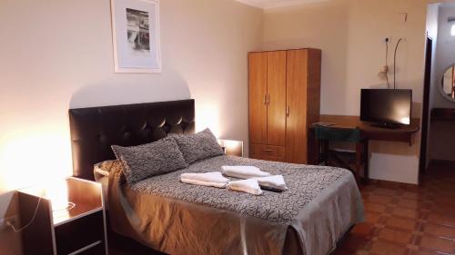 a bedroom with a bed with two towels on it at Hotel Francia in San Rafael