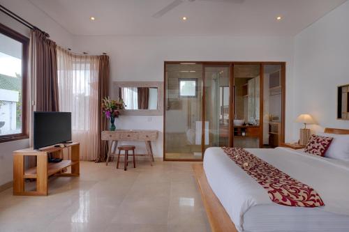 Televisyen dan/atau pusat hiburan di Keramas Beachfront Villa by Sanga Sanga Hospitality