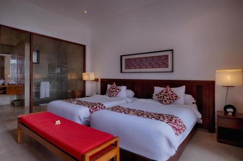 Katil atau katil-katil dalam bilik di Keramas Beachfront Villa by Sanga Sanga Hospitality