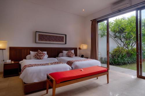 Katil atau katil-katil dalam bilik di Keramas Beachfront Villa by Sanga Sanga Hospitality