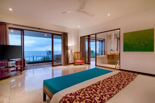 Televisyen dan/atau pusat hiburan di Keramas Beachfront Villa by Sanga Sanga Hospitality