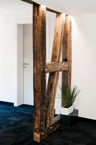 a frame made out of reclaimed wood in a room with a plant at Logis Hôtel Restaurant Au Lion Rouge in Bartenheim