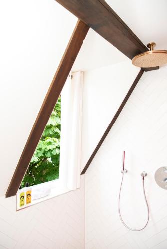 a bathroom with a window and a shower at Hotel Bruno in Middelburg